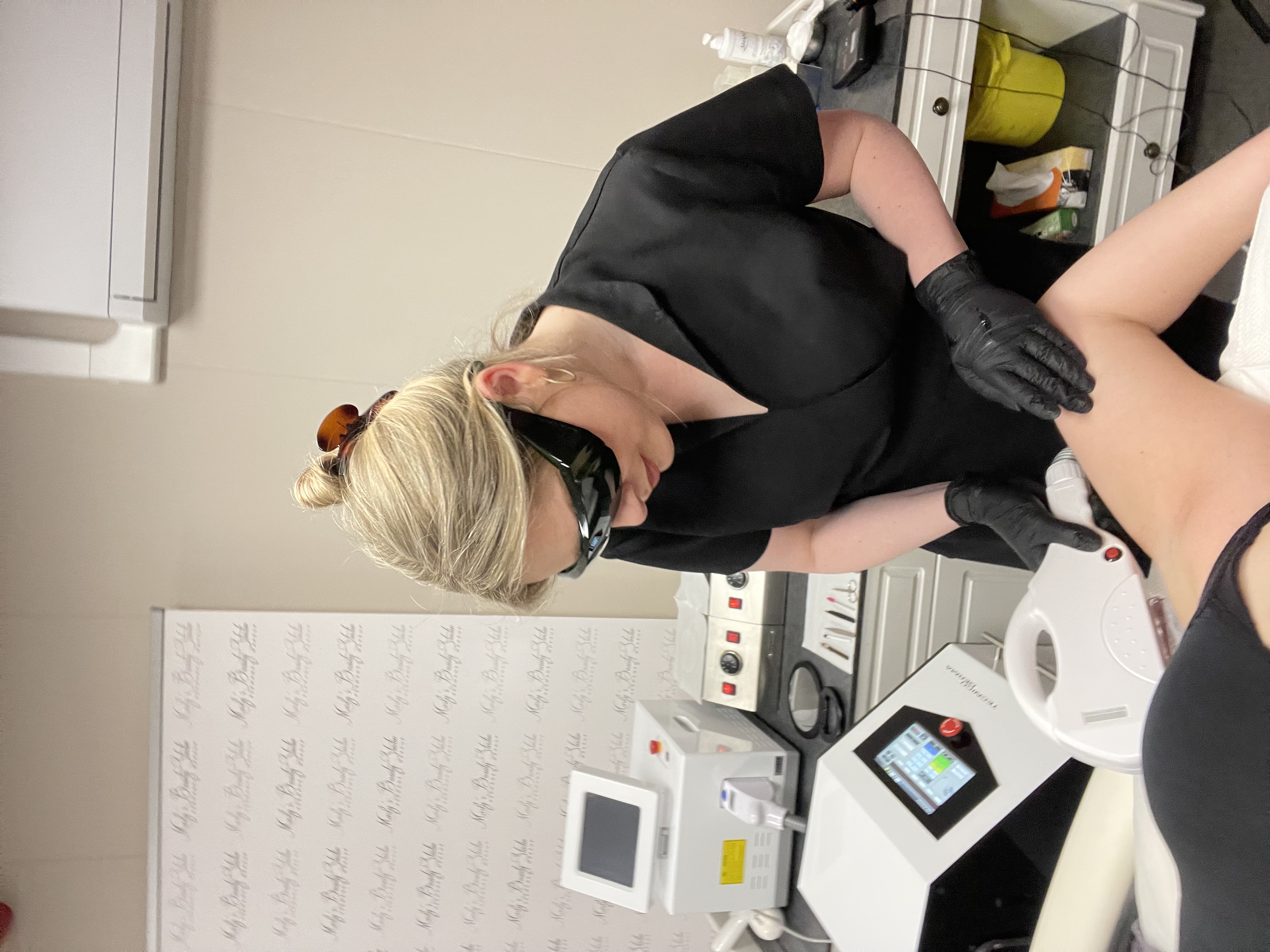 Marly voert een laserontharingsbehandeling uit in haar salon in Helmond