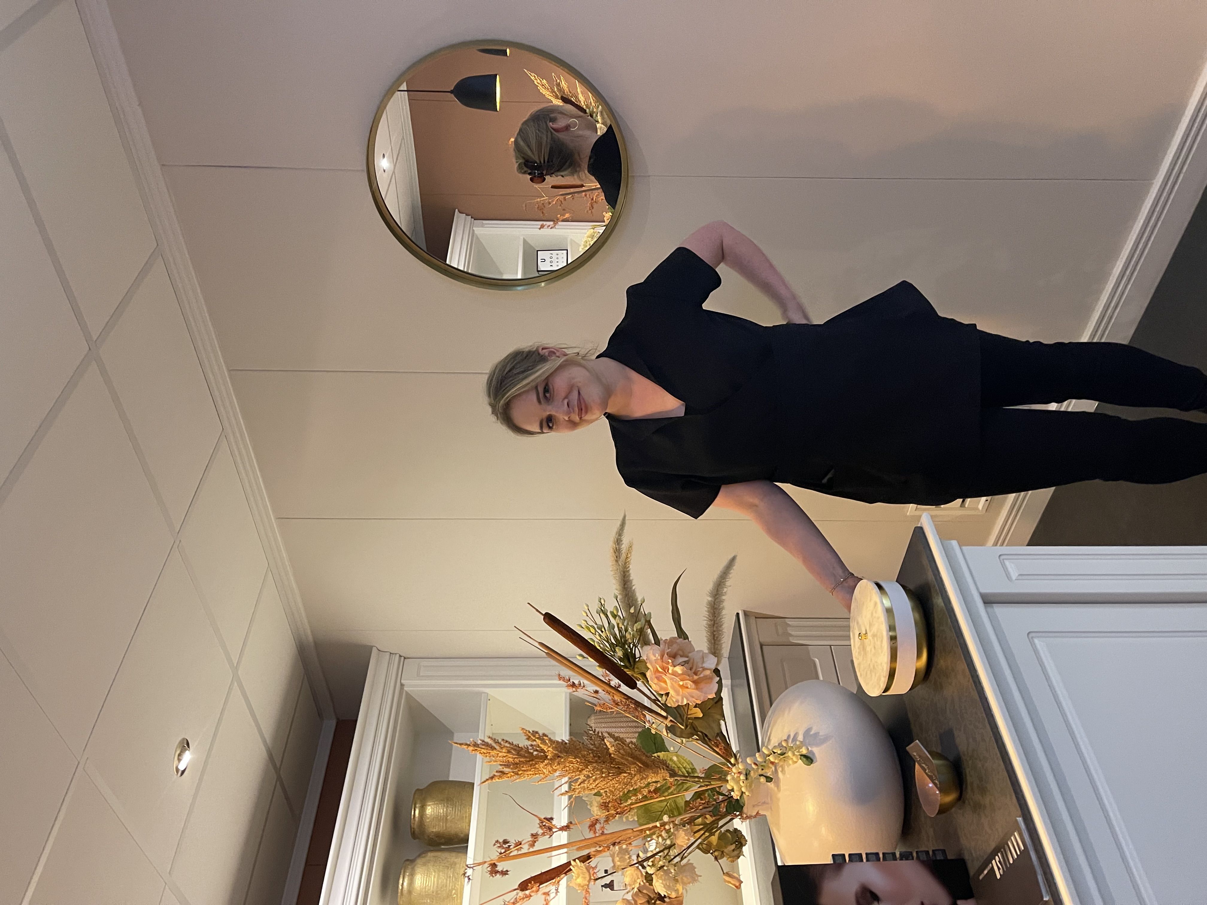 Marly ontvangt klanten in haar warme salon in Helmond