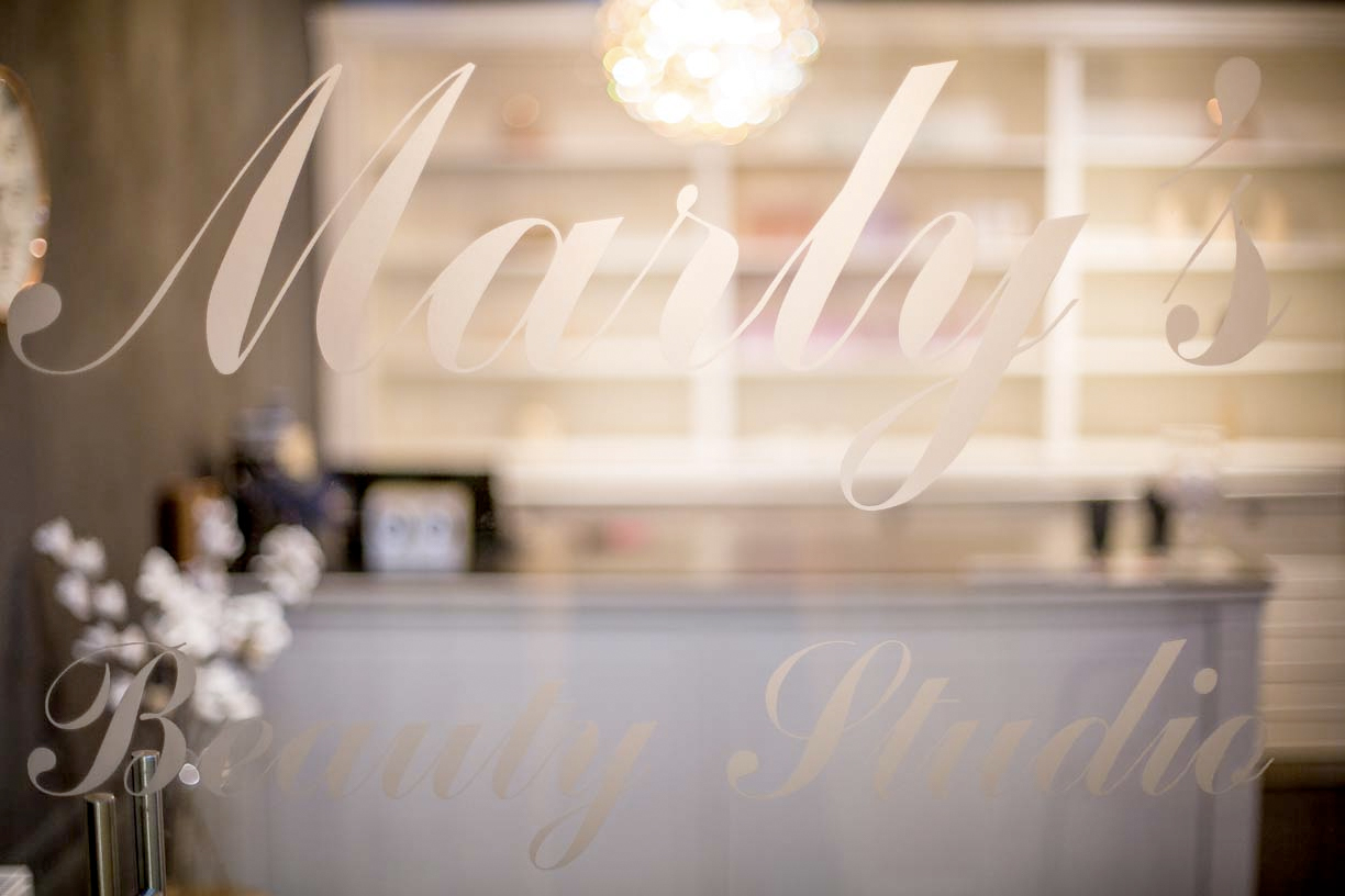 Marly's Beauty Studio logo gegraveerd in glas