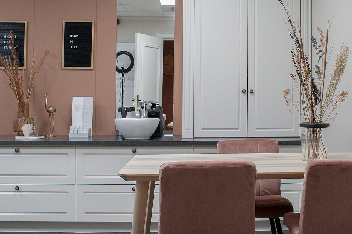 Rustige, warme behandelruimte van Marly's Beauty Studio in Helmond